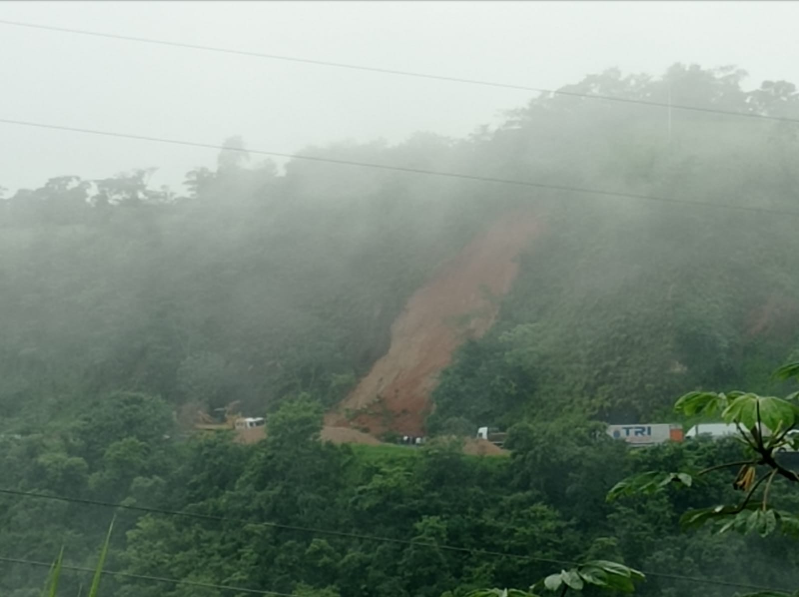 Deslizamento de terra interdita Serra das Araras em Piraí, no Sul Fluminense