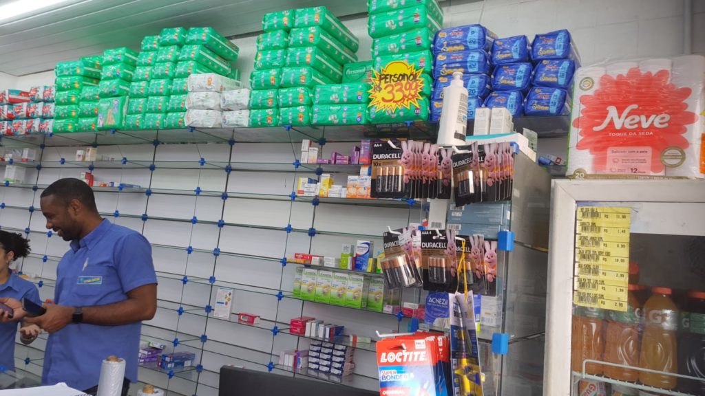 Farmácia no Engenho Novo é alvo de grupo de idosos que roubaram o estabelecimento