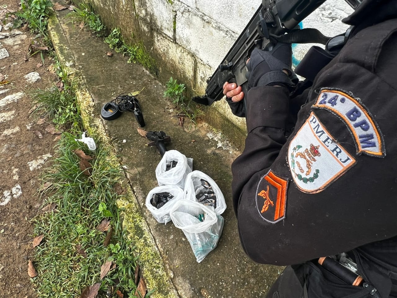 Polícia Militar retira câmeras instaladas por tráfico na Baixada Fluminense