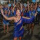 Paula Bergamin samba descalça no ensaio de rua da Vila Isabel: 'Ganhei umas bolhas, mas faz parte'