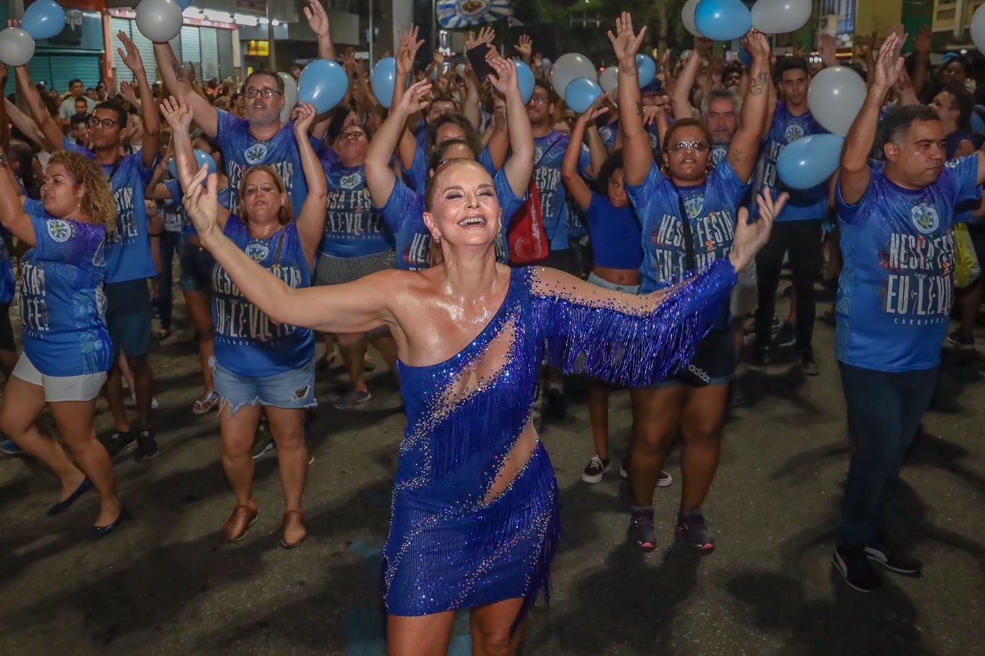 Paula Bergamin samba descalça no ensaio de rua da Vila Isabel: 'Ganhei umas bolhas, mas faz parte'