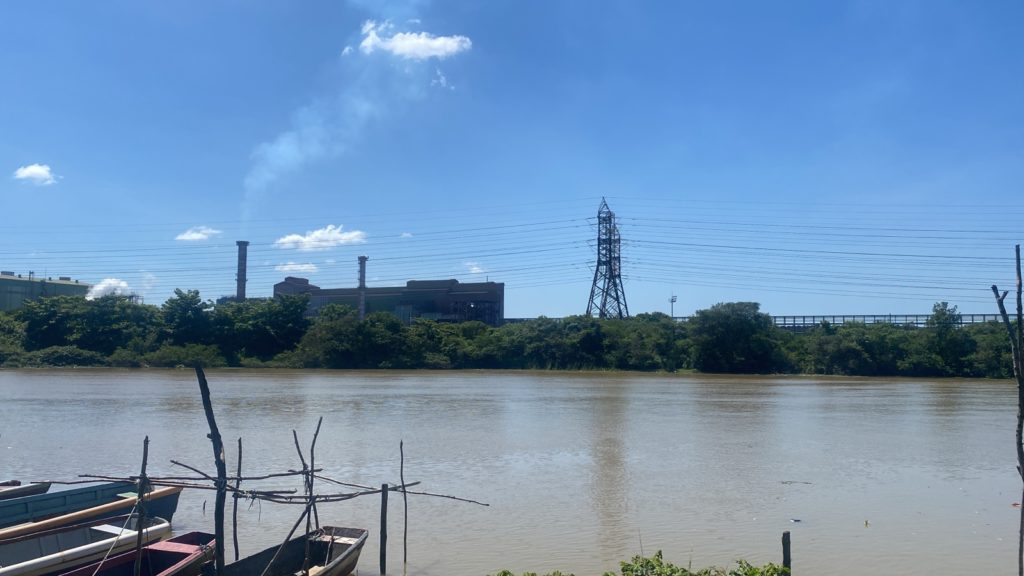 Após denúncia de despejo irregular, Polícia Civil realiza operação na Baía de Sepetiba