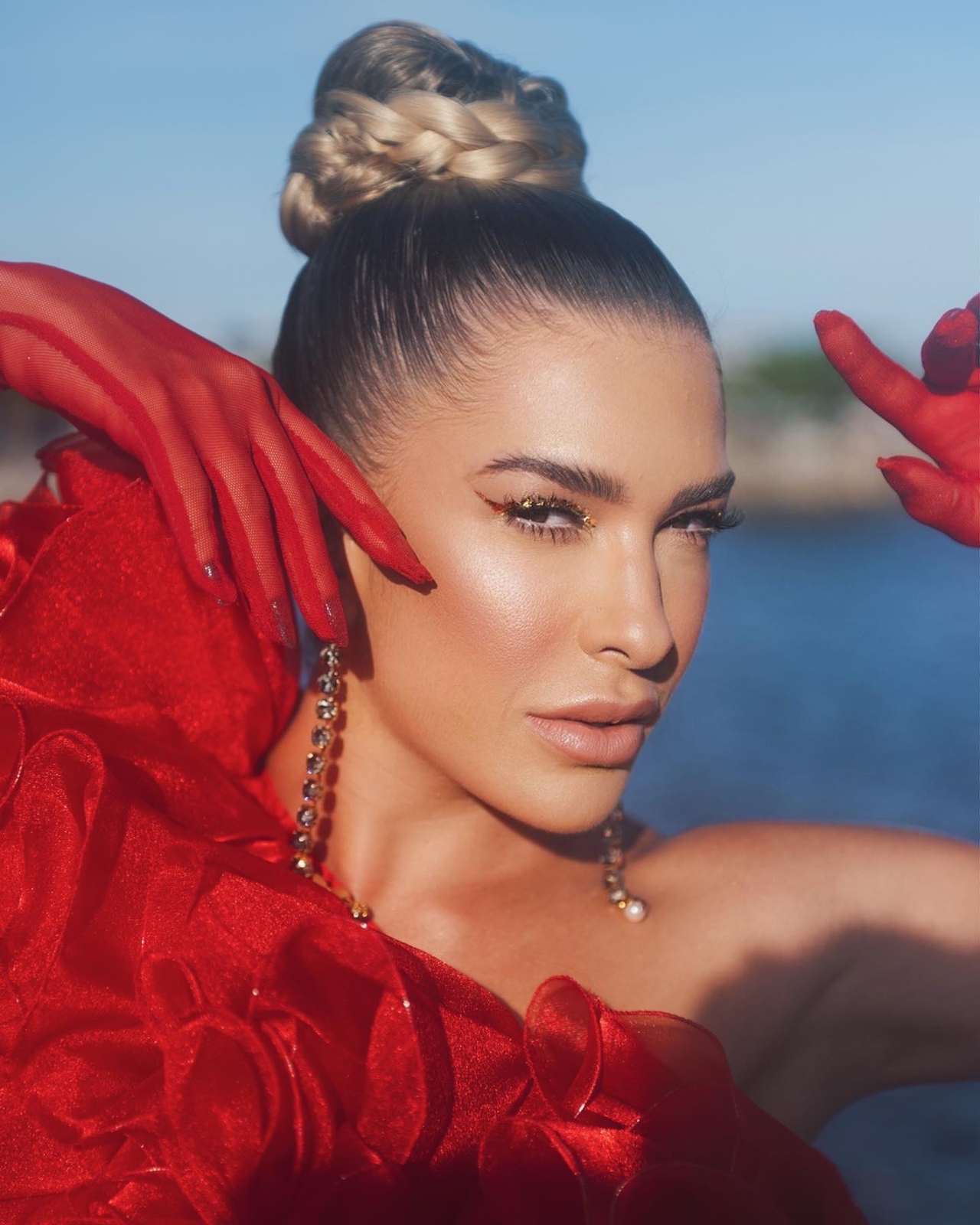 Maquiagem ousada com papel de ouro de Lore Improta chama atenção em ensaio da Viradouro