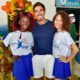 Gabriel David entre duas jovens beneficiadas pelo Instituto Beija-Flor