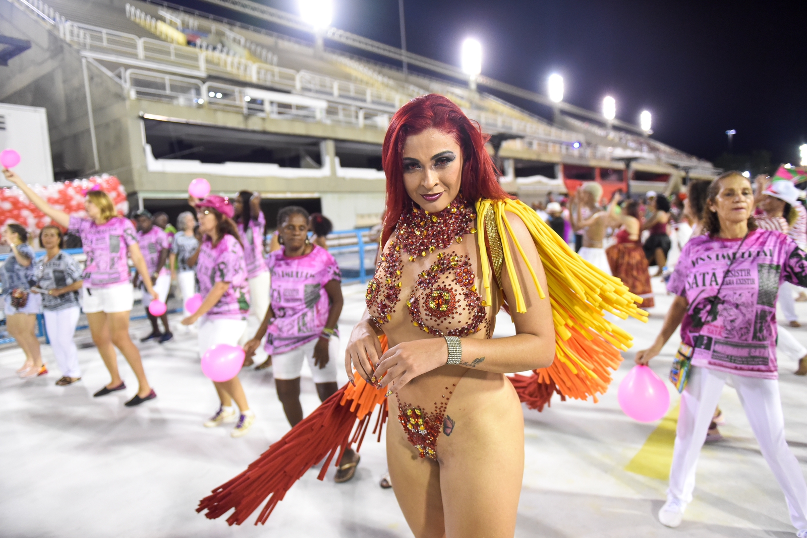 Musa da Lins Imperial e do Flamengo usa fantasia ousada em desfile na Sapucaí