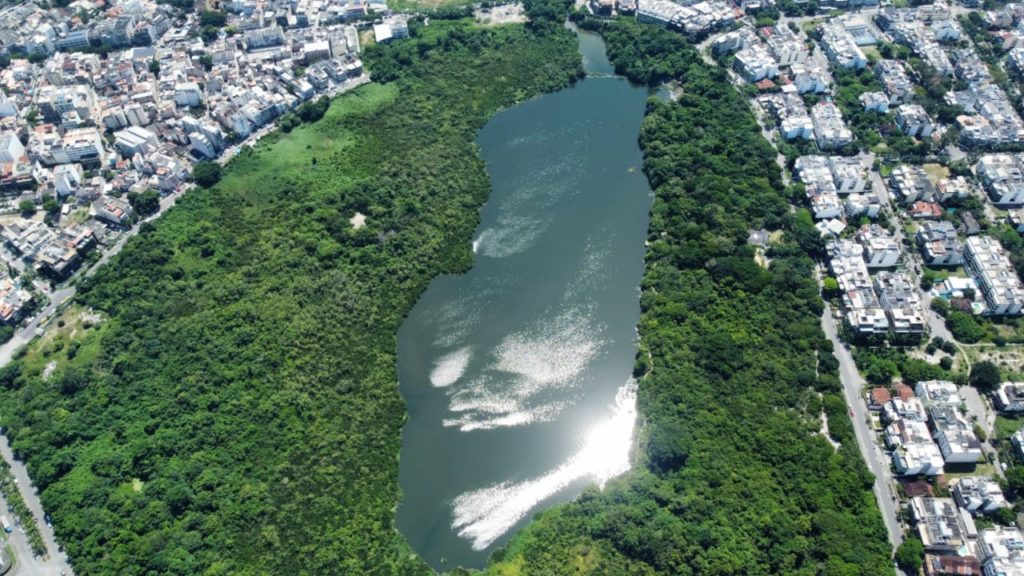 Lagoinha das Taxas com espelho d’água limpo, no Recreio dos Bandeirantes