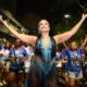 Paula Bergamin no ensaio de rua da escola de samba Unidos de Vila Isabel