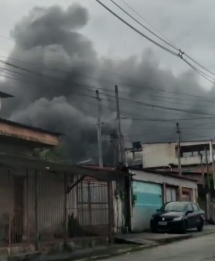Incêndio atinge empresa de ônibus na Zona Oeste do Rio