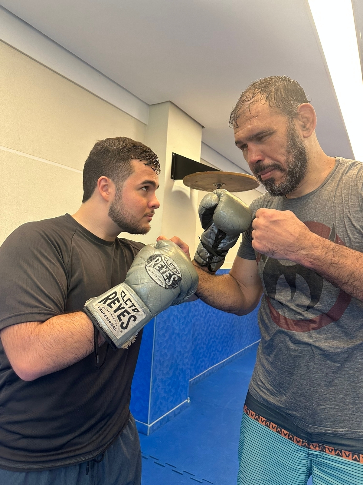 Lutador Igor Infante participa de evento do UFC ao lado do seu treinador, Rogério Minotauro