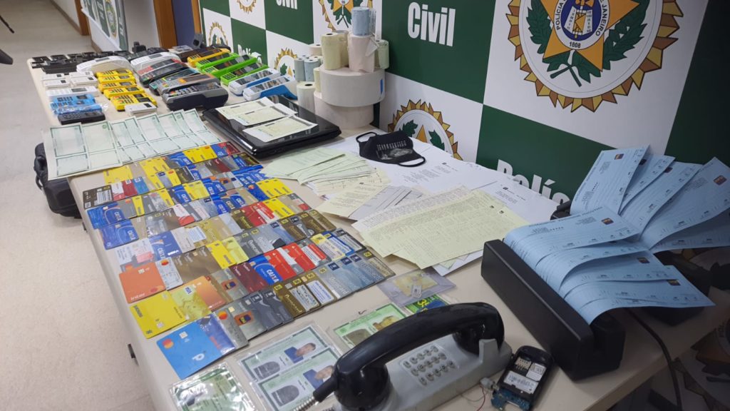 Apreensão feita pela Polícia Civil em operação contra quadrilha que aplicava golpes bancários