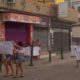Parentes e amigos de criança vítima de bala perdida na Baixada realizam protesto