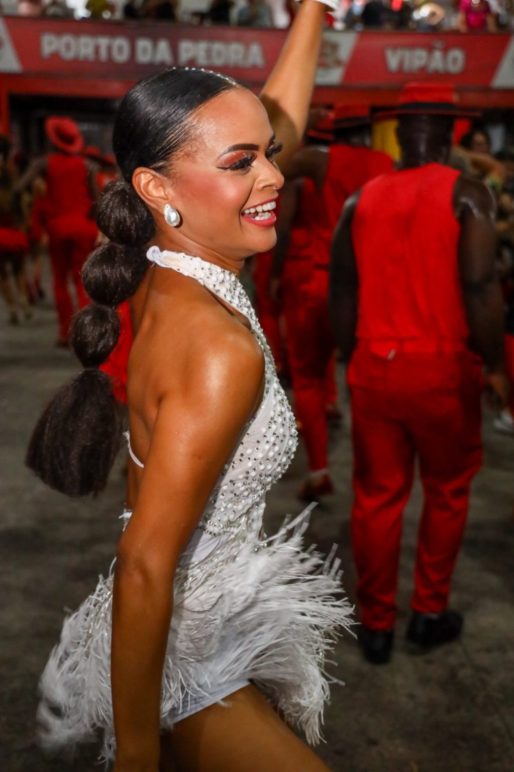 Anny Alves investe em visuais brilhantes para desfile pela Porto da ...
