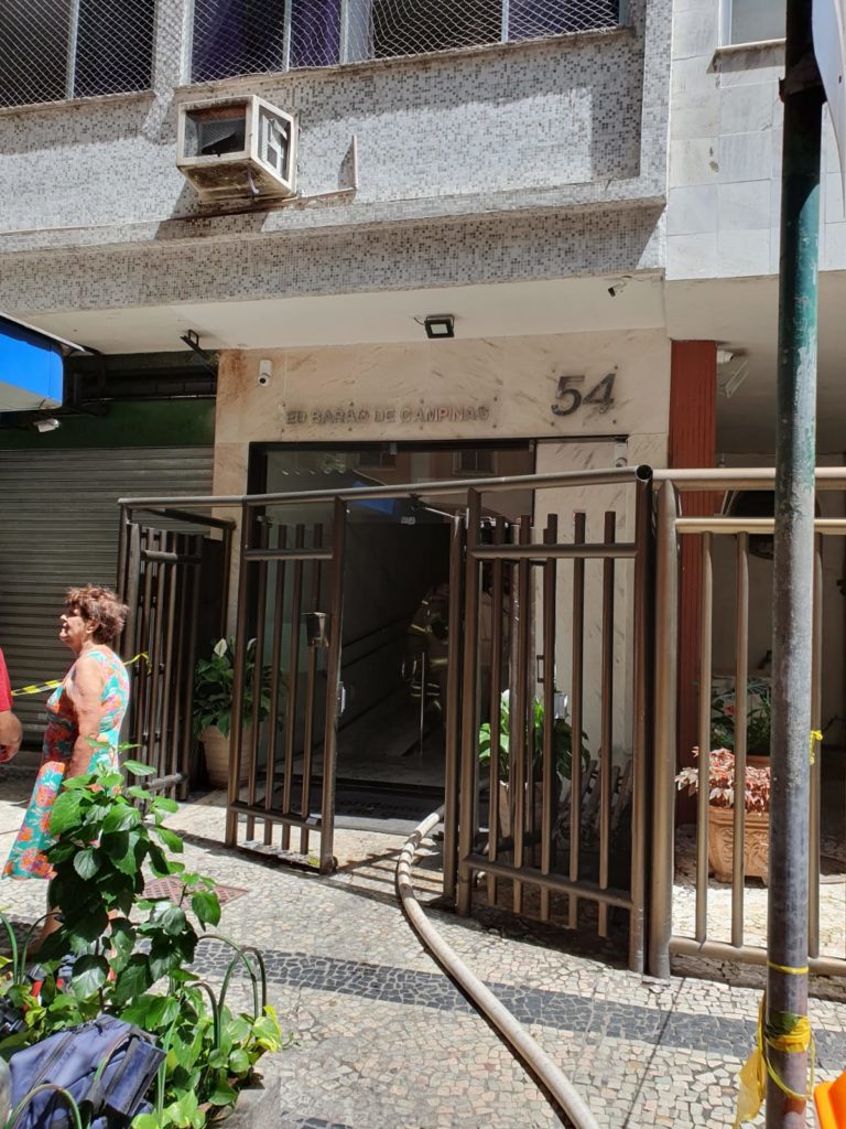 Imóvel pega fogo em Copacabana