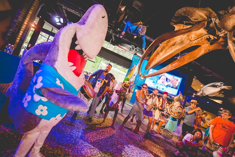 Folia no fundo do mar: Bailinho do 'Zé Tubarino' agita o AquaRio neste carnaval