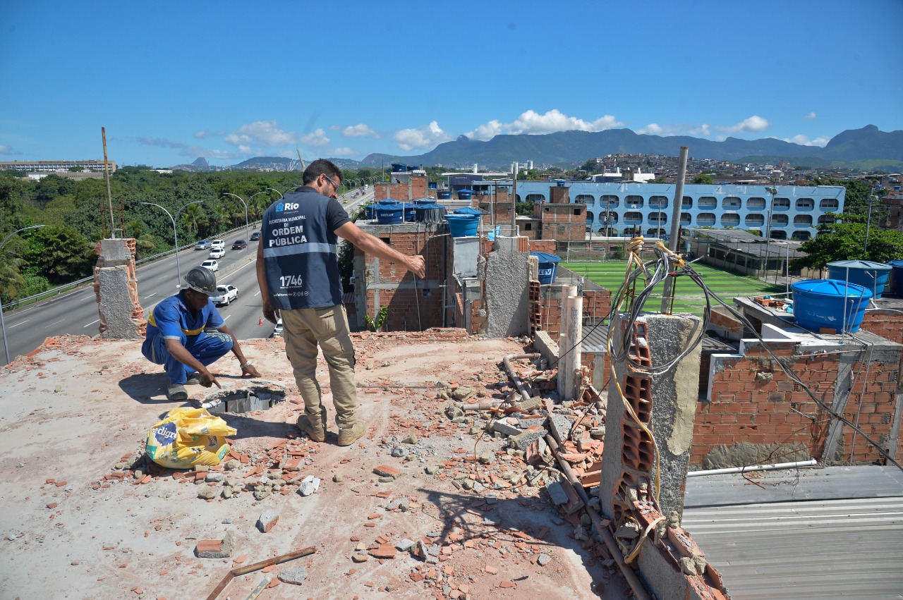 Prefeitura faz demolição de construções irregulares na Maré, na Zona Norte do Rio