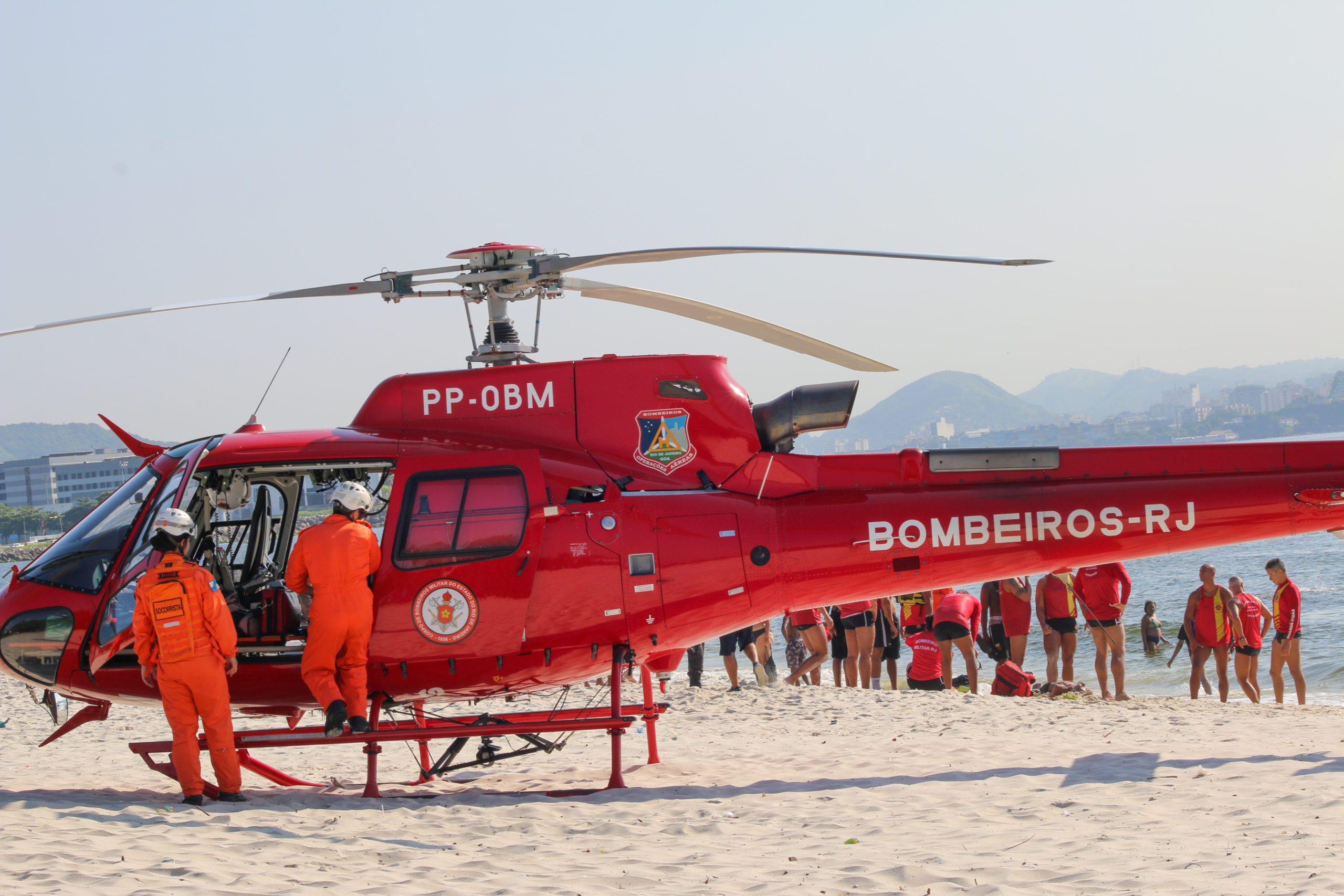 Homem morre afogado na praia do Flamengo, Zona Sul do Rio (Foto: Alexandre Santos/ Divulgação)