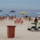 SEOP multa 98 barraqueiros fixos por loteamento de areia, desde o início da 'Operação Verão'