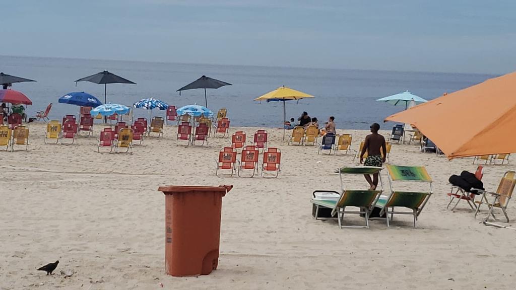 SEOP multa 98 barraqueiros fixos por loteamento de areia, desde o início da 'Operação Verão'