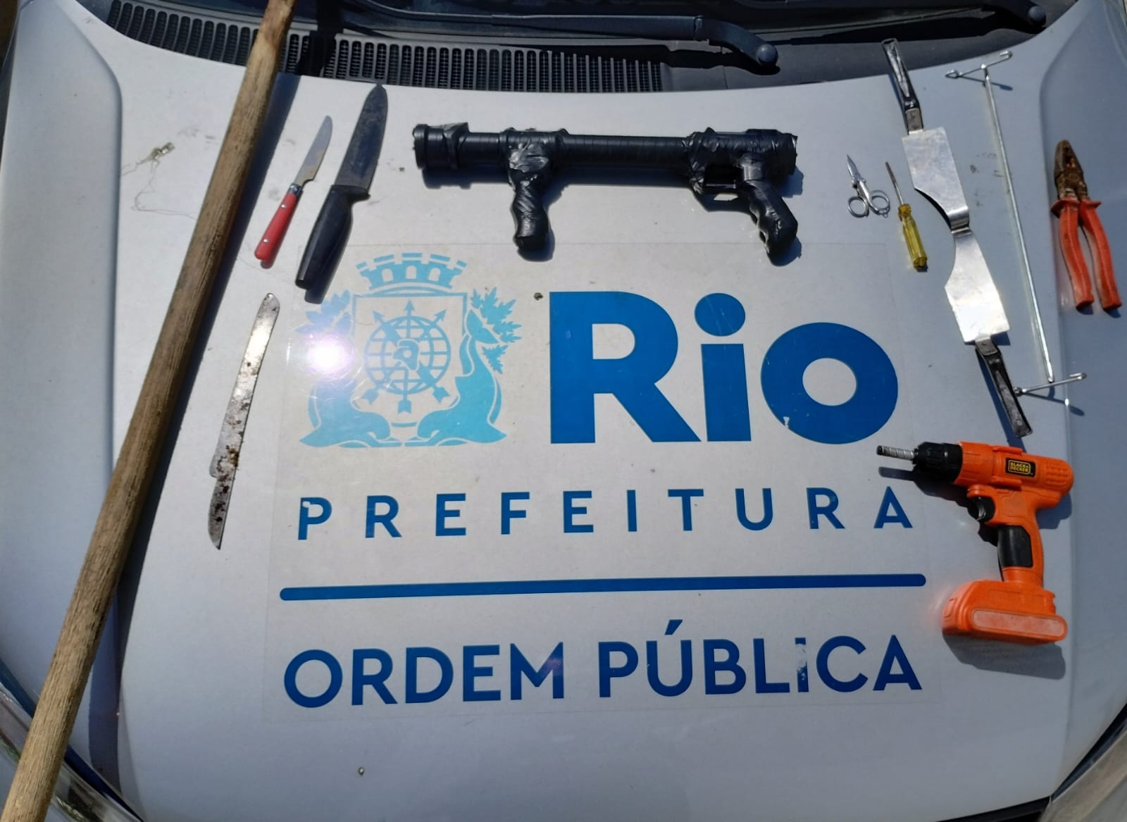 Equipe da SEOP apreende réplica de arma de fogo em Santa Teresa, no Centro do Rio (Foto: Divulgação/ SEOP)