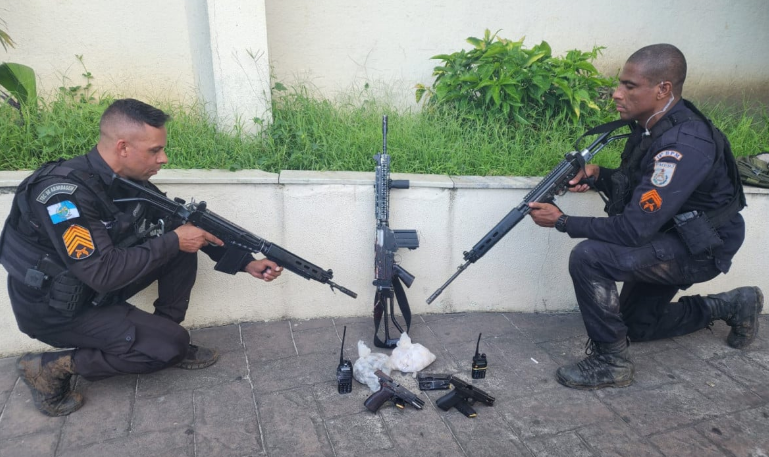 Dois suspeitos morrem e um fica ferido após troca de tiros com PMs na Vila Kennedy