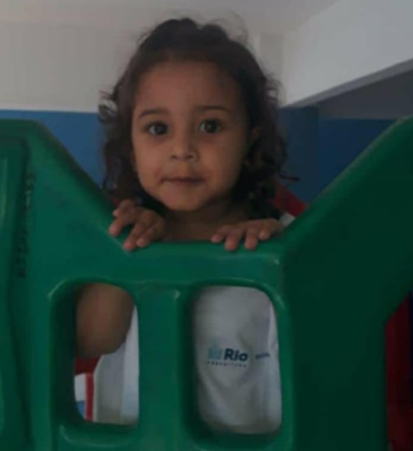 Criança de dois anos morre soterrada após temporal no Rio