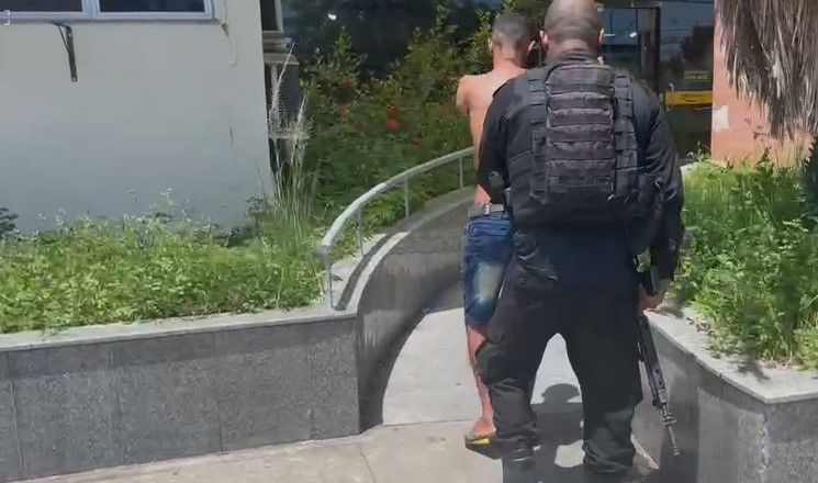 Criminoso é preso na favela da Chacrinha, na Praça Seca