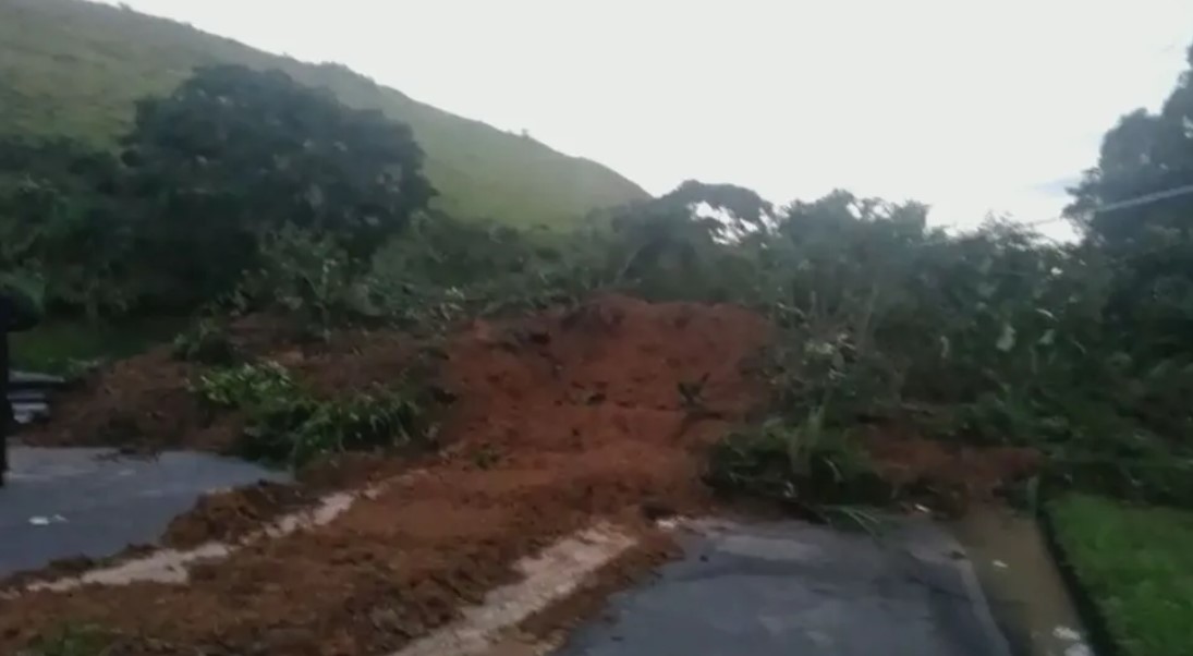 Deslizamento de terra interdita a Serra das Araras