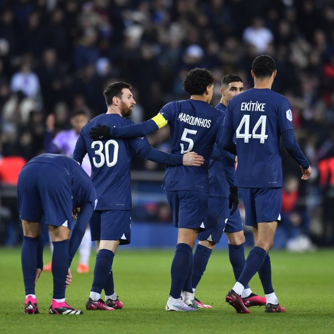 PSG vence Toulouse com gol de Messi