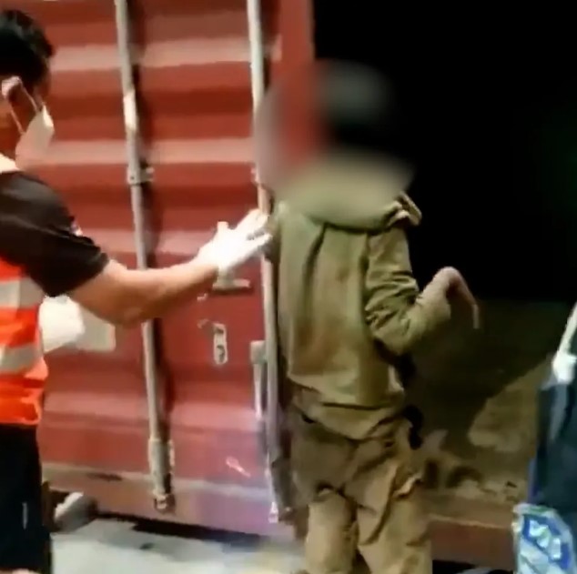 Garoto de Bangladesh é encontrado em contêiner na Malásia