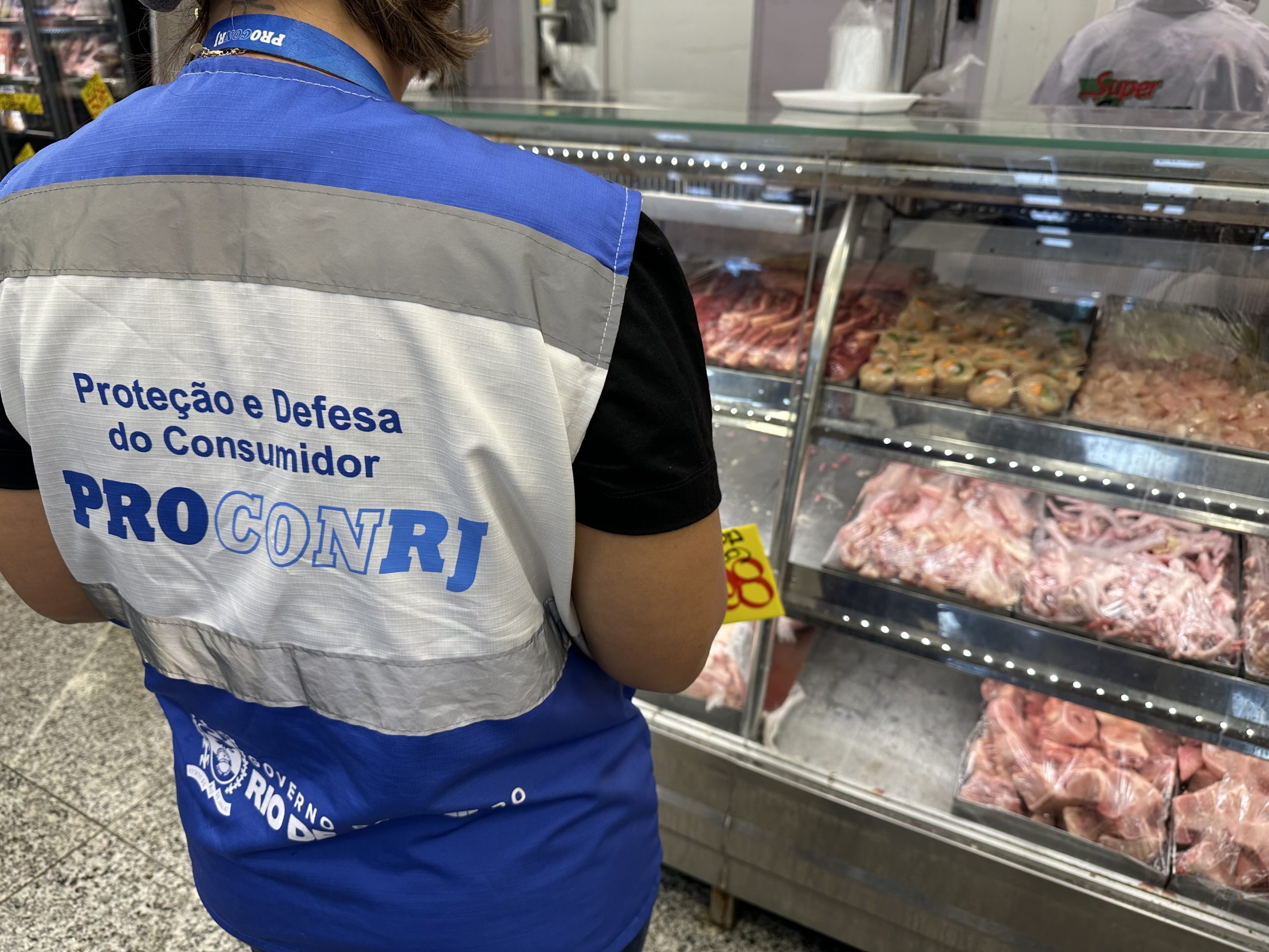 Procon-RJ descarta 1/2 tonelada de alimentos impróprios encontrados em estabelecimentos no Rio e na Baixada