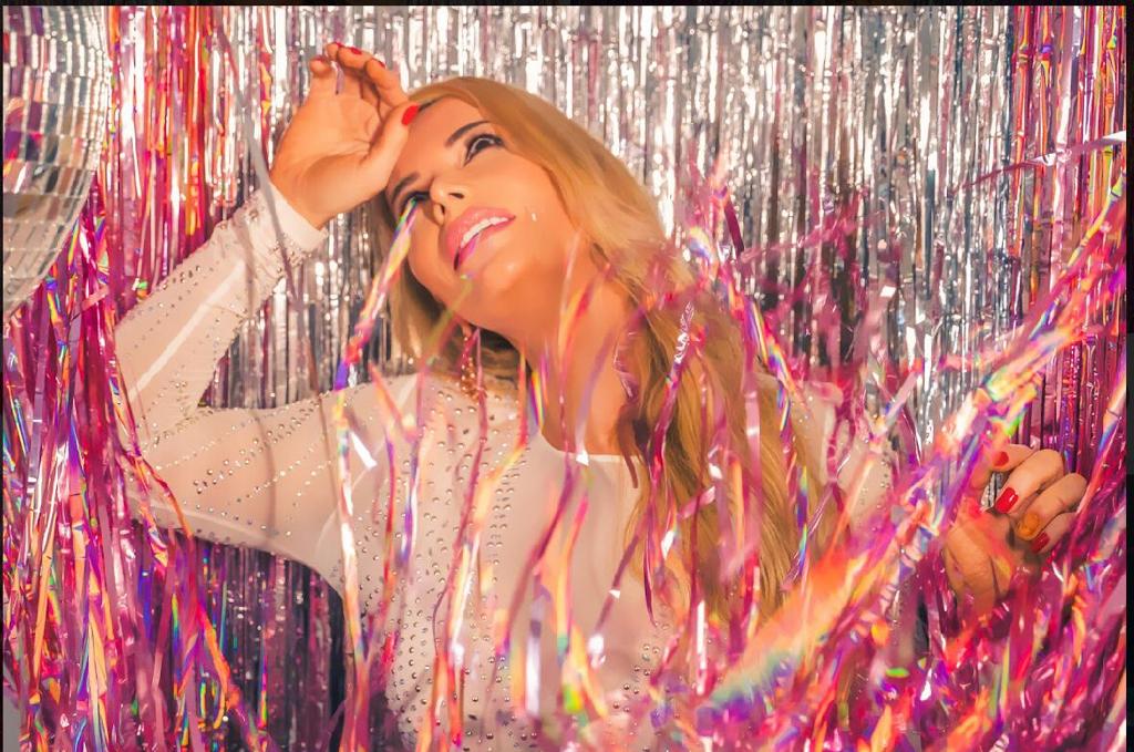 Médica Camila Lewin posa em clima de carnaval e dá dicas para perder peso até a folia (Foto: Nelson Miranda/ Divulgação)