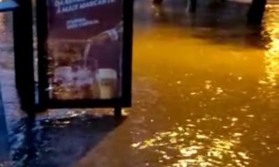 Rua de Petrópolis alagada após temporal atingir a cidade