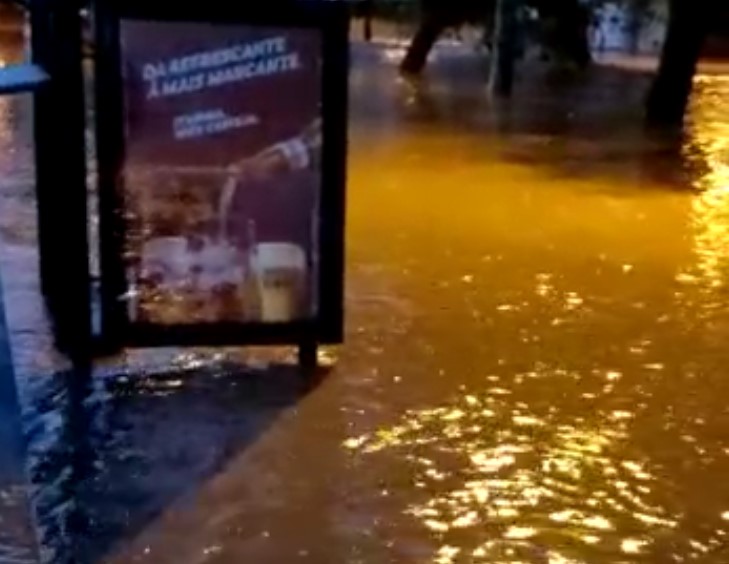 Rua de Petrópolis alagada após temporal atingir a cidade