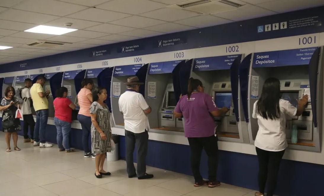 Saques em agência da Caixa Econômica Federal