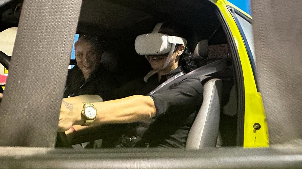 Cerca de 600 foliões participam de experiência no carro simulador de capotamentos na Sapucaí (Foto: Divulgação)