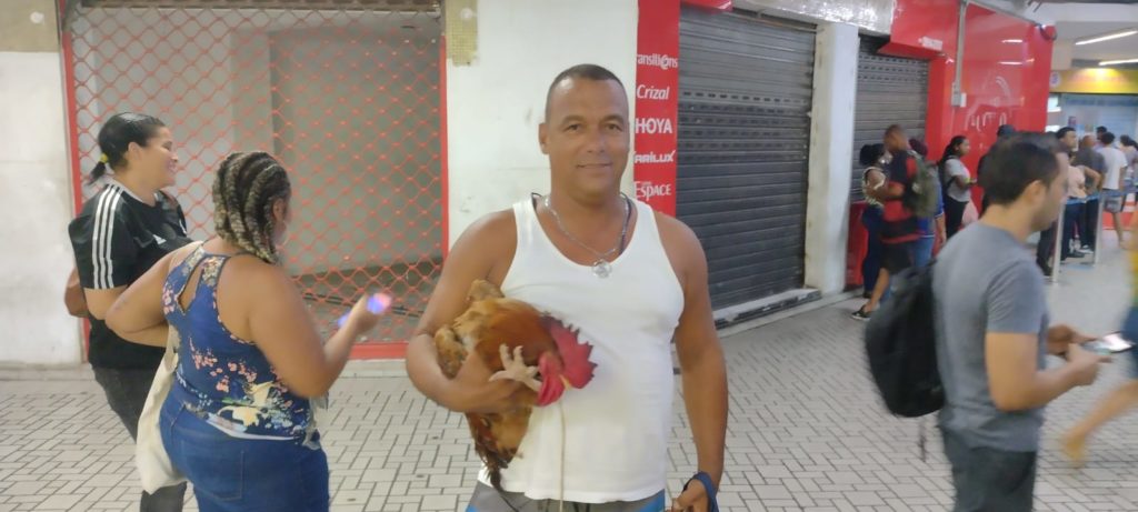 Galo Jorge com o cuidador na fila para cadastro do Bilhete Único Intermunicipal na Central do Brasil 
