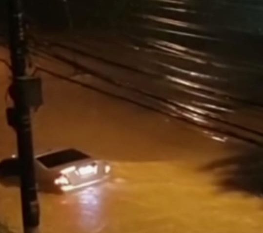 Chuva provoca alagamentos e transtornos aos moradores de Petrópolis