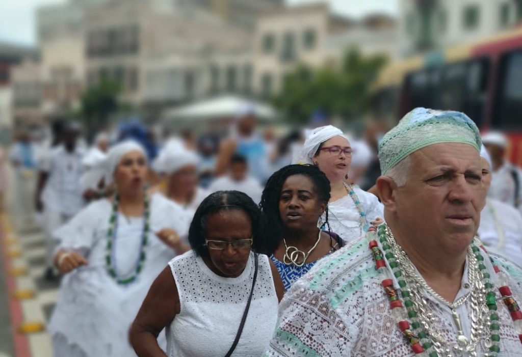 Devotos participam de cortejo à Iemanjá no Centro do Rio