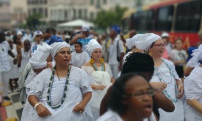 Devotos participam de cortejo à Iemanjá no Centro do Rio