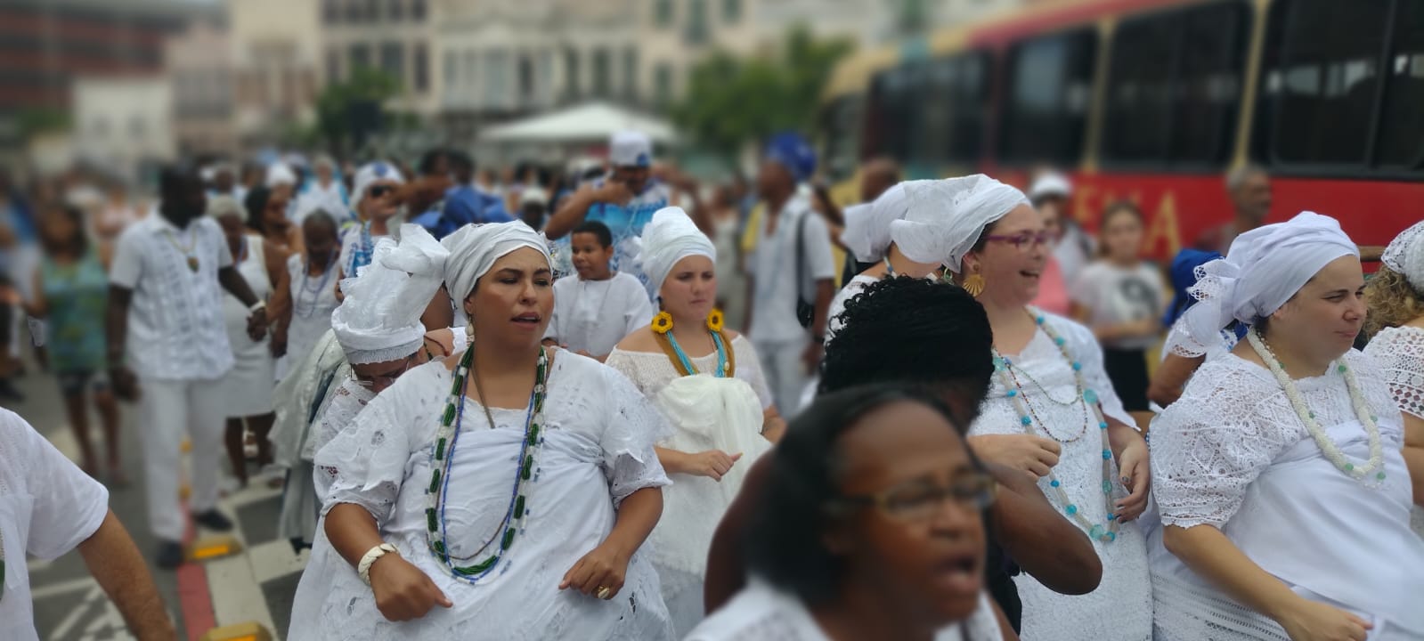 Devotos participam de cortejo à Iemanjá no Centro do Rio