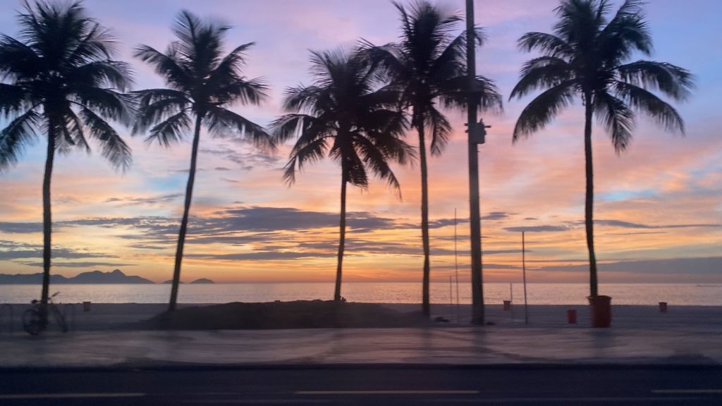 Amanhecer na praia de Copabana, na Zona Sul do Rio