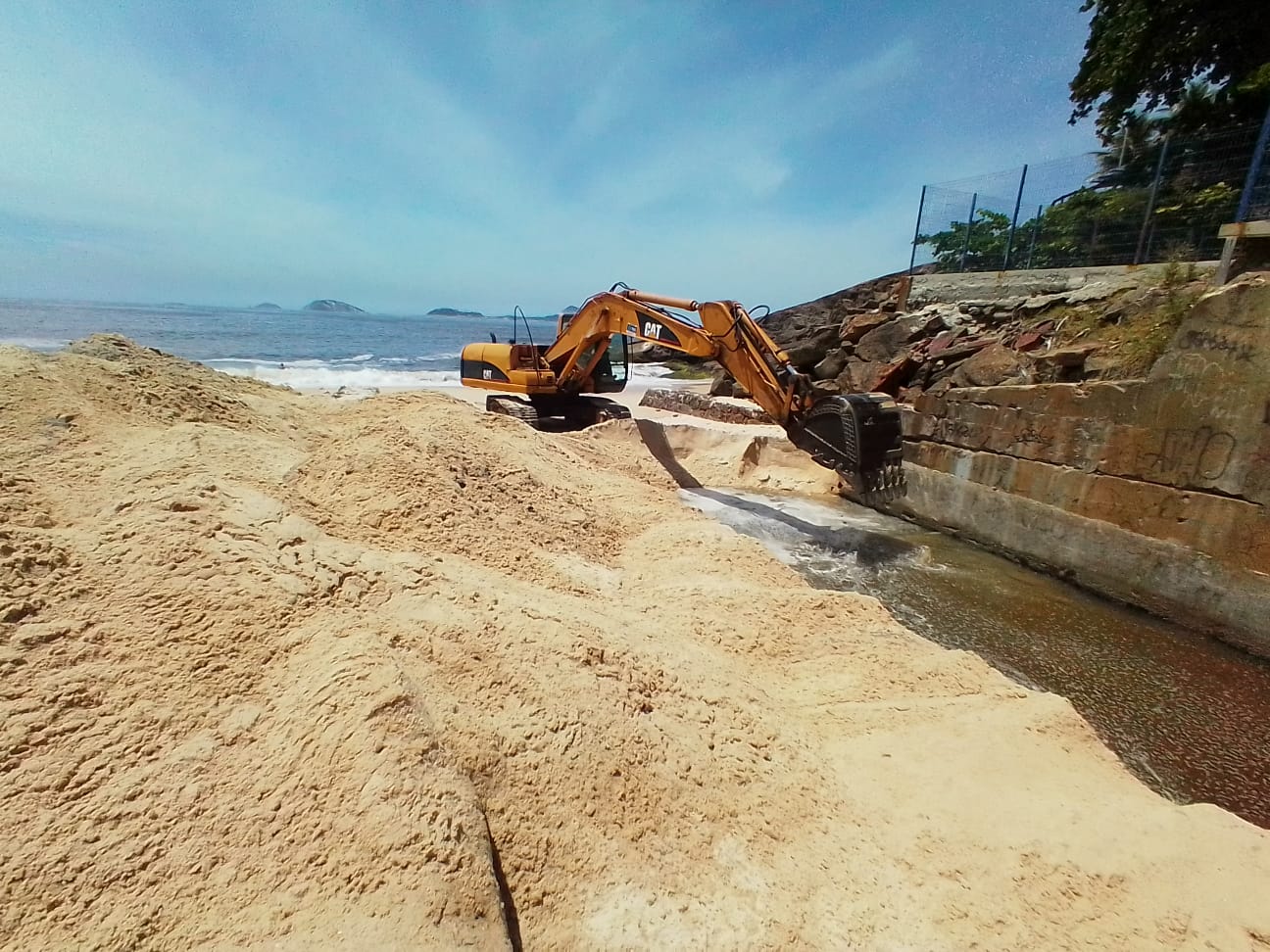 Prefeitura do Rio trabalha na limpeza da foz do Canal da Avenida Visconde de Albuquerque, no Leblon