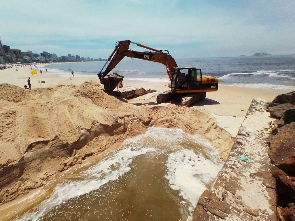 Prefeitura do Rio trabalha na limpeza da foz do Canal da Avenida Visconde de Albuquerque, no Leblon