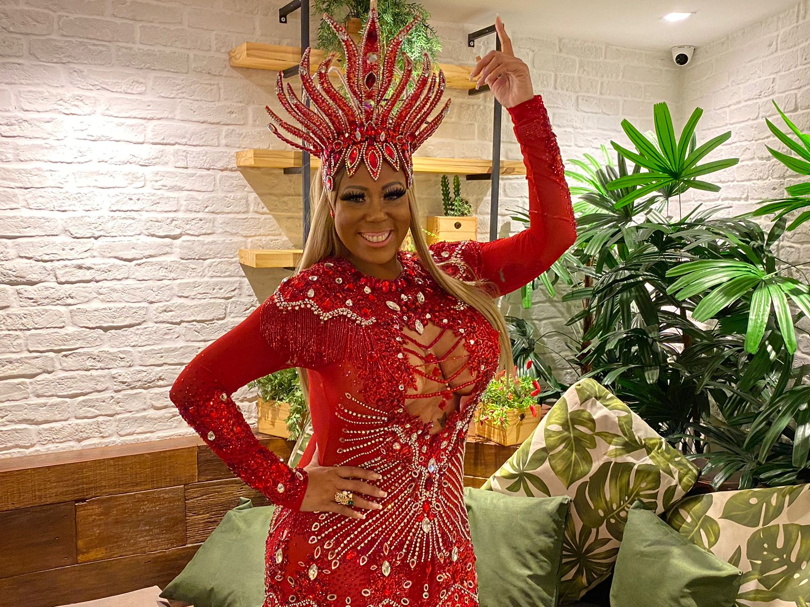 Sanne Belucci desembarca no Brasil para estrear na Inocentes de Belford Roxo