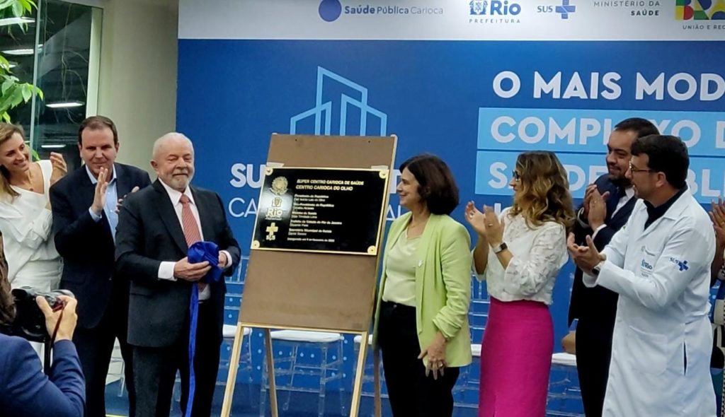Placa de inauguração do Super Centro Carioca de Saúde