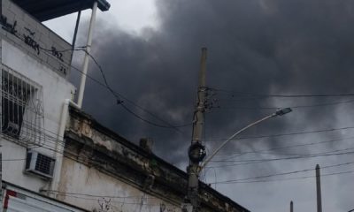 Incêndio atinge galpão em Benfica, na Zona Norte do Rio (Foto: Reprodução)