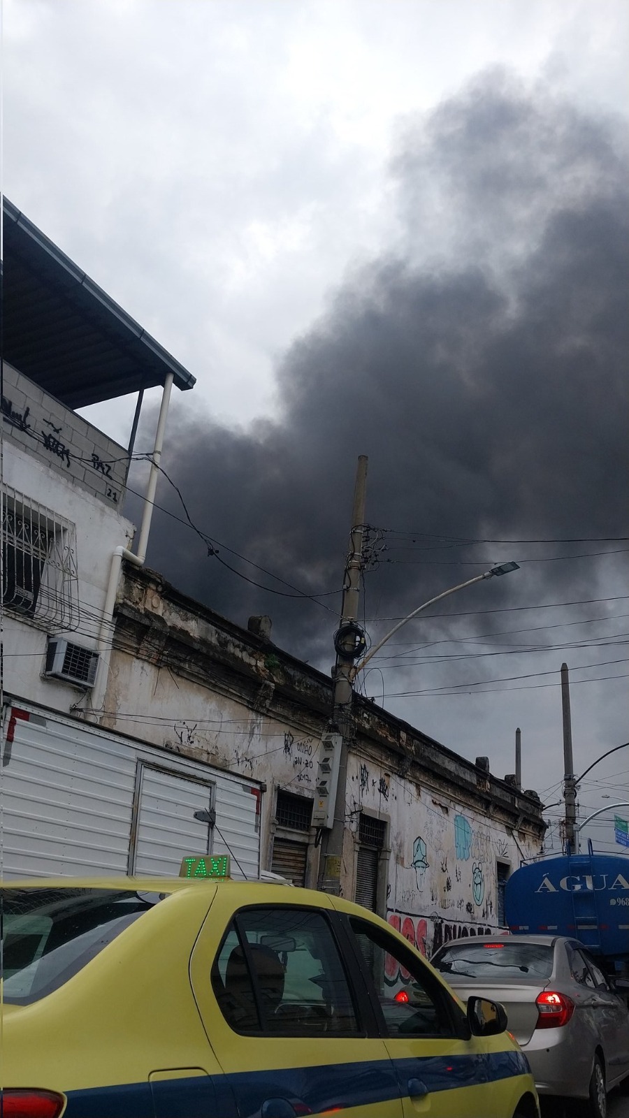 Incêndio atinge galpão em Benfica, na Zona Norte do Rio (Foto: Reprodução)