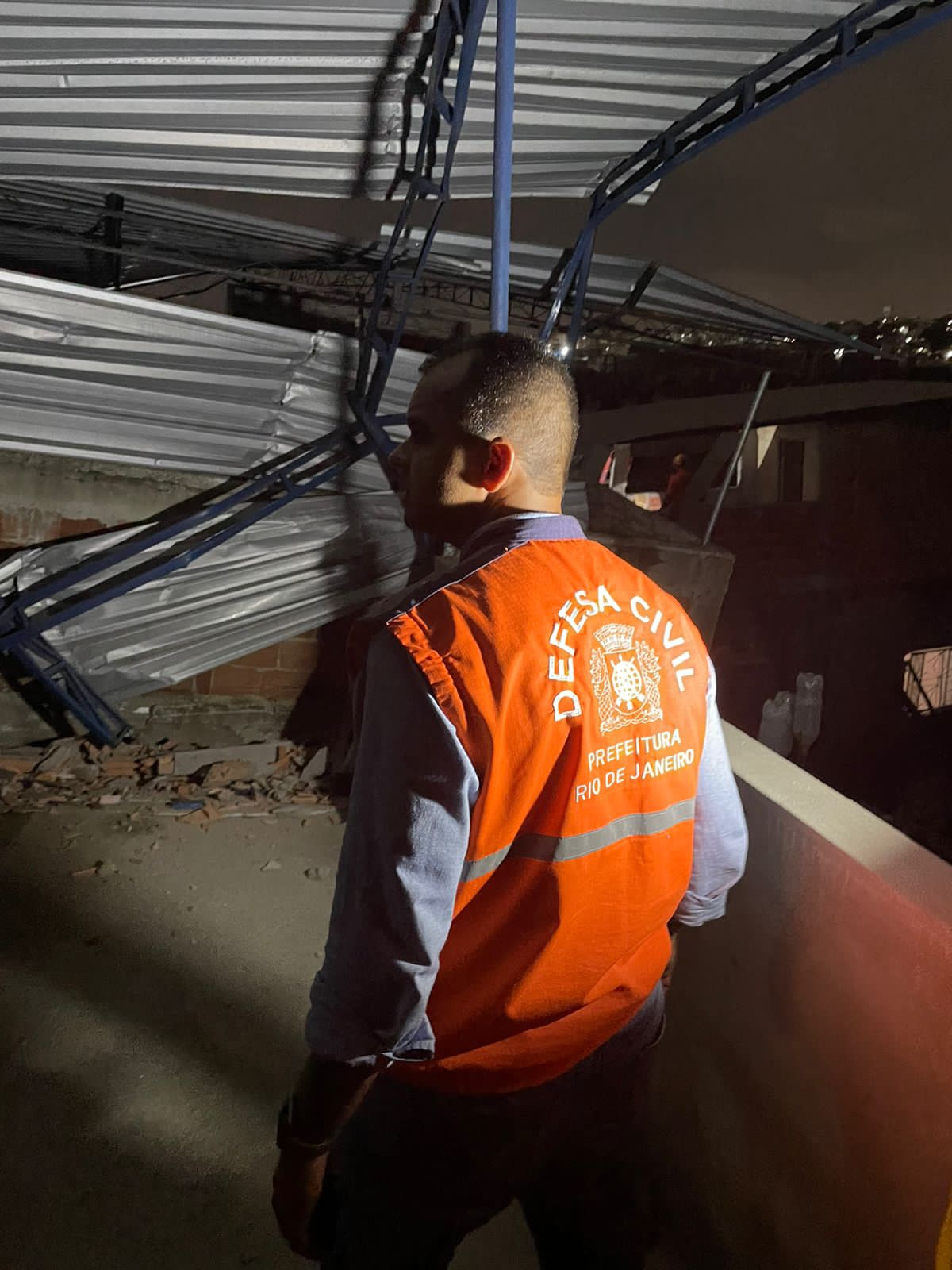 Defesa Civil interdita 14 imóveis em prédio que desabou em Del Castilho