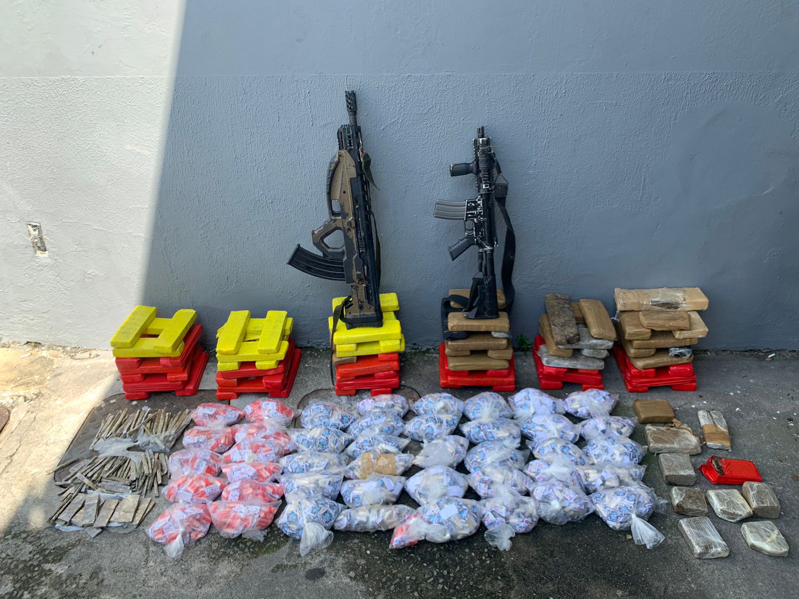 Suspeito morre em confronto com a PM durante operação no Chapadão; dois fuzis foram apreendidos