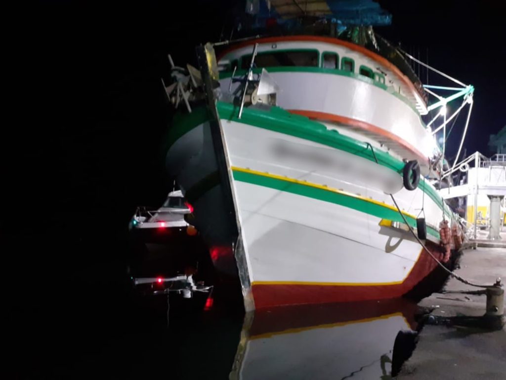 Embarcação com cerca de três toneladas de sardinha verdadeira foi apreendida